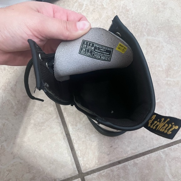 Dr. Martens GIRLS size 6. Like new. Cut on one of the pull tabs. Gently worn - Picture 6 of 6